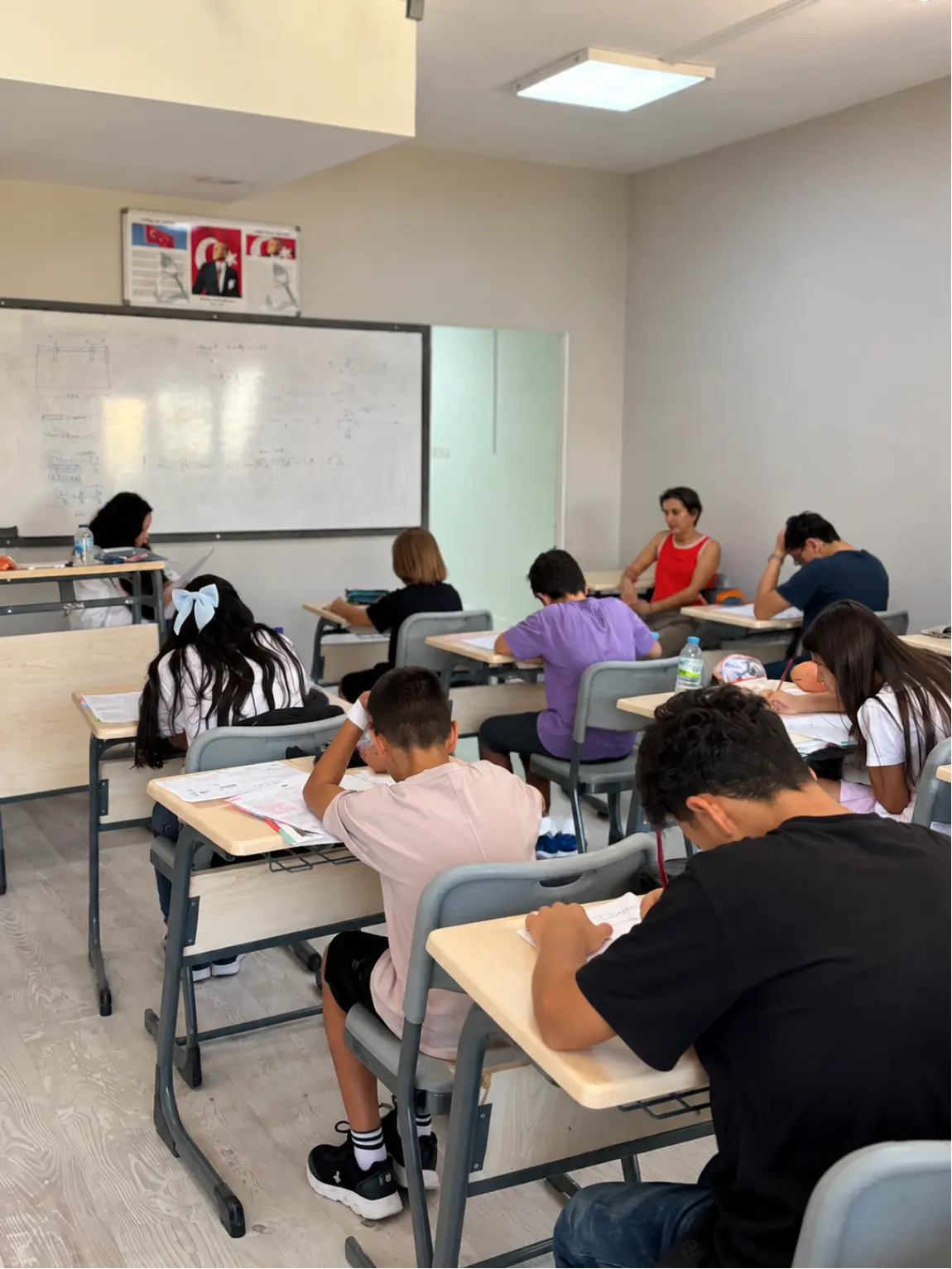 Meydan Çözüm Batıkent'te deneme sınavı çözen ortaokul öğrencileri